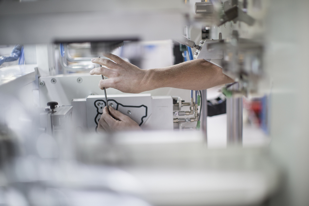 Rubber seal mounting to the machine